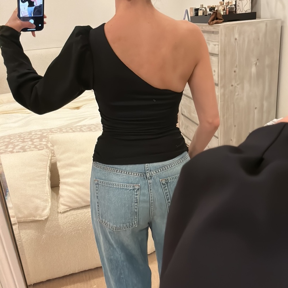 L’Academie REVOVLE One Shoulder Black Top - Picture 5 of 7